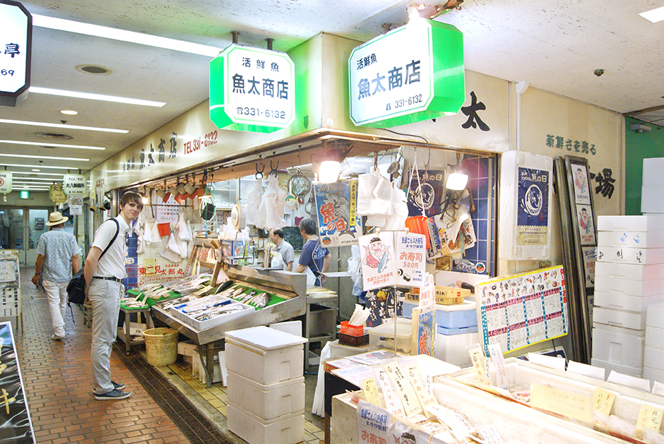 If You don't feel like going out to a resteurant, there's a mini fish market where You can buy fresh fish and seafood to cook yourself at home.
